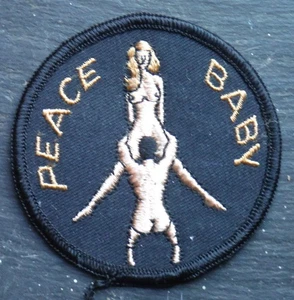 Parche de tela vintage Peace Baby Naughty Risque ¡¡Inusual!! NOS - Imagen 1 de 2