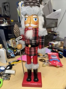 Traje a cuadros de hombre de madera con cono de pino cascanueces de vacaciones 14" de alto - Nuevo con etiquetas - Imagen 1 de 3