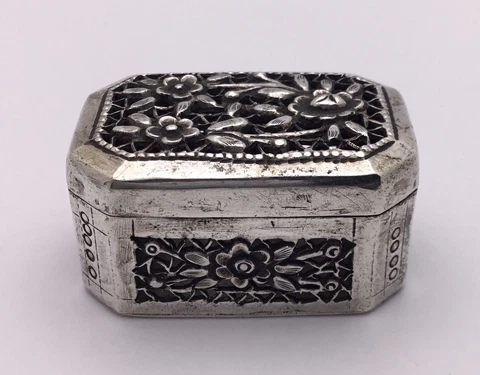 VTG. CAMBODIAN T90% SILVER FLORAL PIERCED HINGED TRINKET/PILL BOX Cover