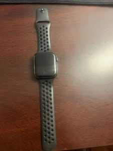 Apple Watch Series 4 Nike+ 44 mm Boîtier en aluminium gris sidéral avec anthracite/noir - Photo 1 sur 3