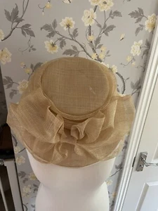 Nigel Rayment at Genevieve Louis Hut Natur Hochzeit Rennen Made In England - Bild 1 von 9