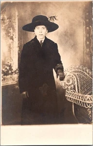 RPPC POSTCARD Woman Big Fancy Hats Studio Wicker Chair Minneapolis St. Paul Ki11 - Picture 1 of 2