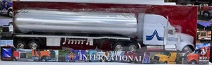 New Ray International Silver Tanker 1:32 Scale Die-Cast Model - Highly Detailed - Picture 1 of 11