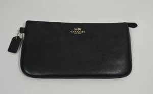 Muñequera grande COACH de cuero granulado negro #F65555-Falta la correa corta - Imagen 1 de 10