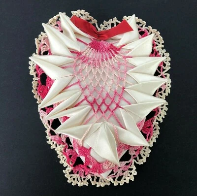 可爱复古粉红色手工钩针编织和缎带心形口音枕头破旧别致  — 第 1/4 张图片