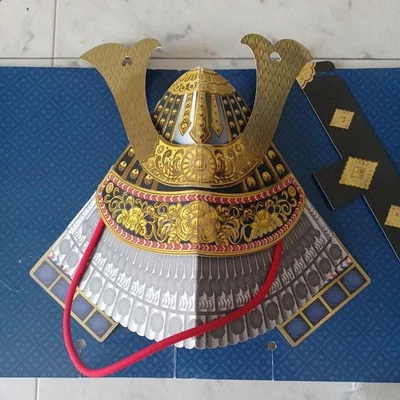 Máscara de papel samurai antigua japonesa vintage - Máscara de papel dorado tradicional usada Foto 1 de 3