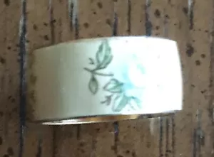UNIQUE YELLOW 8 mm RING WITH FLOWER DECALS SIZE 7.5 (D406) - Picture 1 of 2