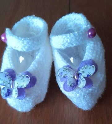 NEW HAND KNITTED WHITE  BABY GIRLS MARY JANE BOOTIES - AGE 0-3 MONTHS  - Image 1 of 3
