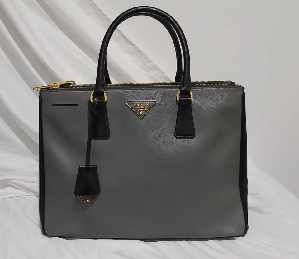 Prada Saffiano кожи галерея двойной молнии два тона цвет серый (спереди и сзади) - Изображение 1 из 4