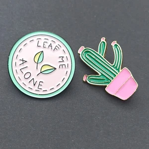Pflanzen Nerd Broschen Pins Set Spruch Kaktus Leaf Me Alone Emaillepins rosa - Bild 1 von 3