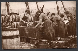 Postcard Scarborough Yorkshire fishing industry Scotch Fisher Girls 1925 RP - Bild 1 von 2