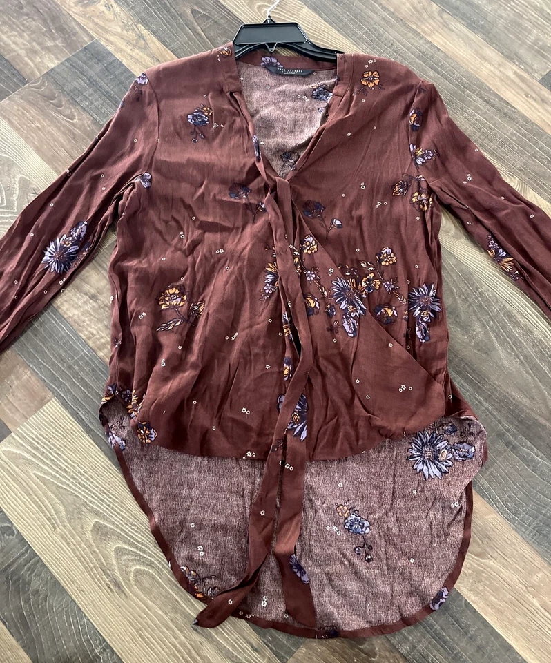 Blusa envolvente sintética con estampado floral marrón Knot Sisters talla XS dobladillo alto bajo Foto 1 de 4