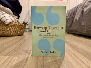 Between Therapist and Client: The New Relationship by Michael Kahn (1997, Trade - Foto 1 di 8