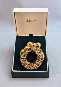 Broche prendedor corona feliz Navidad firmado por Monet tono dorado en caja vintage - Imagen 1 de 7