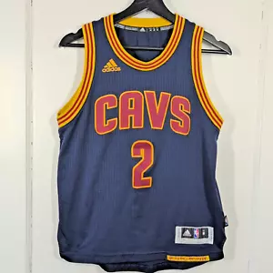 Camiseta Adidas Swingman 2015 Kyrie Irving Cleveland Cavs #2 NBA Azul Juvenil M+2 - Imagen 1 de 10