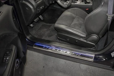 Alféizar de puerta de fibra de carbono con LED azules para Dodge Challenger 2008-2019 Foto 1 de 4