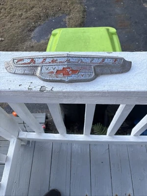 Chevrolet Chevy Styleline 1952 Fleetline capó adorno insignia emblema 3699646 Foto 1 de 4