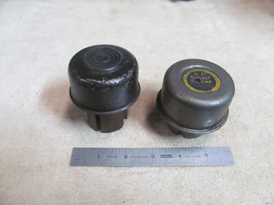 (2) VINTAGE AUTO/TRUCK/TRACTOR OIL FILLER CAPS, DO NOT KNOW APPLICATION. - Image 1 of 4