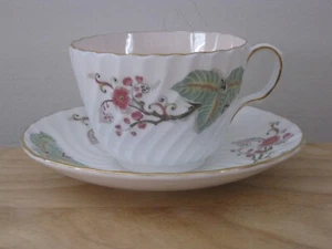 Vintage Aynsley Bone China Teacup & Saucer Set with Floral Pattern - Picture 1 of 13