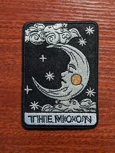 "Carta Tarocchi The Moon Goth Patch Punk Emo Ricamata Ferro su Toppa 3,5x2,5" - Foto 1 di 3