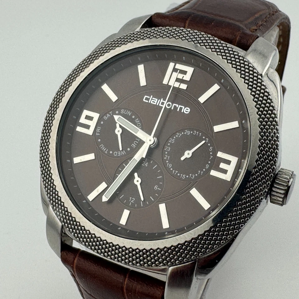 Кварцевые мужские часы Claiborne 30 м серебристые коричневая кожа день дата аналоговый новый аккумулятор - Изображение 1 из 4