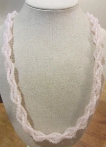 Collar de cuentas trenzadas trenzadas rosa claro TRIFARI 30" vintage pero con etiquetas - Imagen 1 de 5
