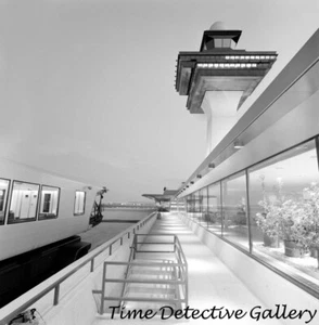 Inside Dulles International Airport, Chantilly, VA - c1960 - Impresión fotográfica vintage - Imagen 1 de 1