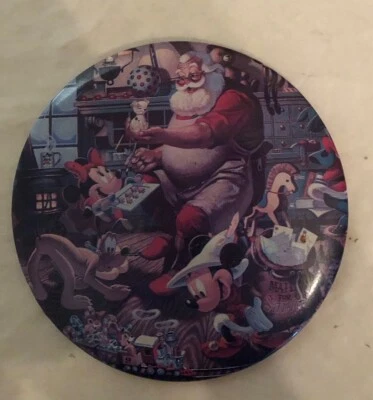 Prendedor de botón de Navidad de colección Disney Santas Toy Workshop Mickey, Minnie y Pluto (A) Foto 1 de 3