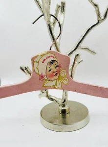 Antiguo percha de madera para niños de los años 20, gorro de bebé color rosa pintado a mano - Imagen 1 de 1