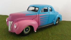 FORD DELUXE HOT ROD 1940 bleu flammes 1/18 UNIVERSAL HOBBIES 3805 custom tuning - Picture 1 of 10
