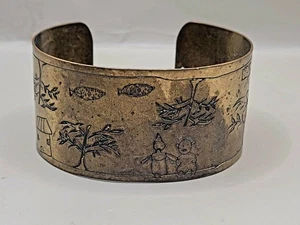 Vintage Hand Etched Brass Cuff Bracelet – Folk Art Scene, Children & Fish - Bild 1 von 6
