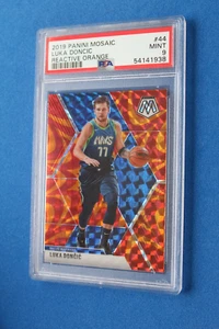 MOSAICO PANINI 2019 ARANCIONE REATTIVO LUKA DONCIC #44 PSA 9 - Foto 1 di 3