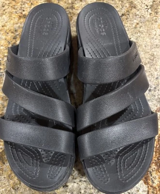 Sandalia Crocs Dual Comfort Monterey con tiras de cuña negra para mujer talla 11” Foto 1 de 4