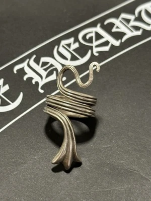 Anillo serpiente corazones cromados Foto 1 de 3