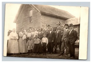 Foto postal vintage de 1910 RPPC de familia numerosa frente a la granja - Imagen 1 de 2
