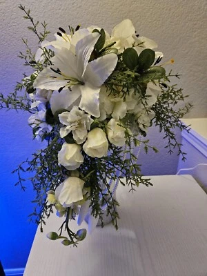  Un hermoso ramo de boda Lilly blanco seda, lazo con perlas, diseño por OR. Foto 1 de 4