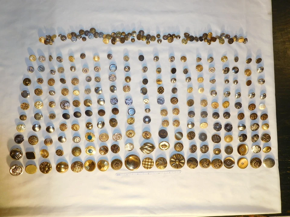 265 Unsorted Vintage 3/8 to 1-1/2"  Brass,Silver Color Stylish Metal Button Lot! - Image 1 of 4