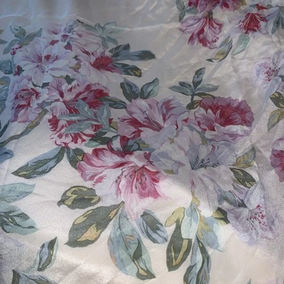 Bufanda Hanae Mori con flores rosas 100 % seda Foto 1 de 4