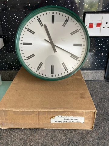 Vintage Robert Welch British MOD DOE Industrial Retro 1980s wall clock RARE NOS Cover
