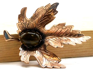 VTG COPPER MAPLE LEAF BROOCH W/ BROWN STONE CAB - Picture 1 of 3