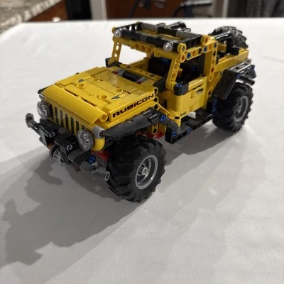 Lego Technic # 42122 Yellow Jeep Wrangler Rubicon - Image 1 of 4
