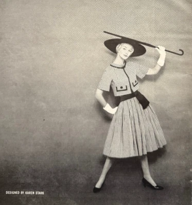 Vestido Harvey Berin fofo xadrez senhora com chapéu e guarda-chuva estampa vintage anúncio 1960 - Imagem 1 de 4