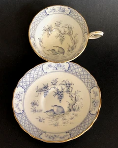 Taza de té y platillo toscano vintage codorniz azul pájaro uvas hueso China Inglaterra de colección - Imagen 1 de 10