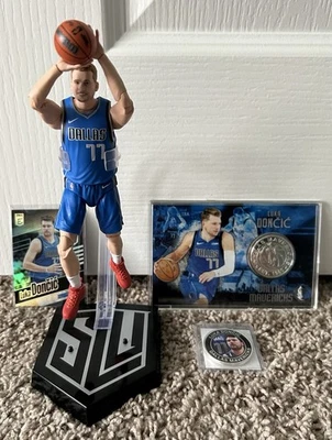 Luka Doncic alineación inicial con tarjeta The Highland Mint moneda de 39 mm/moneda de 800 y 39 mm Foto 1 de 4
