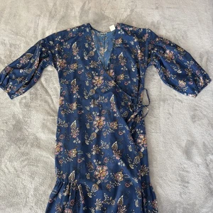 Vestido Levi's Para Mujer XS Azul Floral Envolvente Corbata Midi Manga Larga Ligero Nueva Etiqueta - Imagen 1 de 13