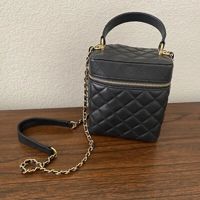 Bolso de tocador pequeño acolchado negro con asa superior de cadena bandolera Foto 1 de 4