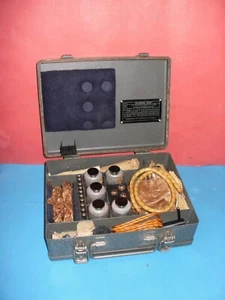 Antiguo probador de iluminación eléctrica militar soviético/ruso en caja metálica - Imagen 1 de 9