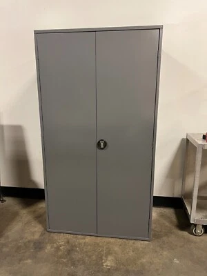 Armario de almacenamiento de metal gabinete de almacenamiento de garaje 4 estantes ajustables con cerradura Foto 1 de 4