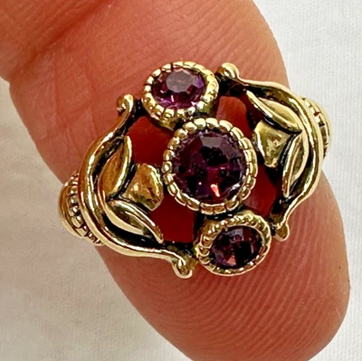 Anillo Piedra Púrpura Avon Tono Oro Ornamentado Talla 5 Victoriano Impresionante Firmado Foto 1 de 4
