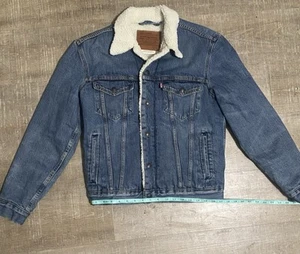 Levis Jacke Herren Small Trucker Jacket Sherpa Kunstfell Light Wash Denim Gr. Small - Bild 1 von 4